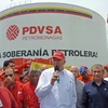 Chủ tịch Tập đoàn PDVSA Rafael Ramirez (giữa) và Chủ tịch Rosneft Igor Sechin thăm nhà máy đông lạnh JOSE ở Barcelona, bang Anzoategui, Venezuela 23/5/2013. (Nguồn: AFP/TTXVN)