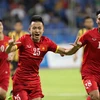Niềm vui của tiền vệ Huy Toàn (giữa) sau khi ghi bàn thắng. (Ảnh: Quốc Khánh/TTXVN)
