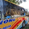 Chiếc xe khách của nhà xe Ngọc Thông (Đắk Lắk) biển kiểm soát 75B-001.68 bị ném đá làm hư hỏng nặng. (Ảnh: Phạm Cường/TTXVN)