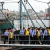 Lực lượng phòng vệ bờ biển Hàn Quốc áp giải ngư dân Trung Quốc tới cảng miền tây nam Mokpo ngày 17/10/2012. (Nguồn: Kyodo/TTXVN)