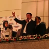 Thủ tướng Thổ Nhĩ Kỳ Ahmet Davutoglu (giữa) phát biểu trước những người ủng hộ Đảng AKP tại Ankara . THX-TTXVN 