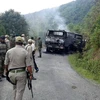 Binh sỹ Ấn Độ bên chiếc xe bị các tay súng tấn công ở Chandel ngày 4/6. (Nguồn: AFP/TTXVN)
