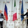 Tổng thống Nga Vladimir Putin (phải) và Thủ tướng Italy Matteo Renzi (trái). (Nguồn: AFP/TTXVN)