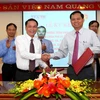 Tổng Giám đốc Thông tấn xã Việt Nam Nguyễn Đức Lợi (bên trái) ký kết với Tổng Thanh tra Chính phủ Huỳnh Phong Tranh. (Ảnh: Quý Trung/TTXVN)
