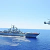 Tàu chiến và máy bay của hải quân Nga và Trung Quốc tham gia cuộc tập trận. (Nguồn: THX/TTXVN)