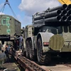 Binh sỹ Ukraine chất vũ khí lên tàu hỏa để chuyển khỏi thành phố Artemivsk thuộc khu vực Donetsk ở miền đông ngày 6/3. (Nguồn: AFP/TTXVN)