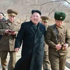 Nhà lãnh đạo Triều Tiên Kim Jong-Un (giữa) thị sát một nhà máy quốc phòng trên đảo Sin, tỉnh Kangwon ngày 12/3. (Nguồn: AFP/TTXVN)