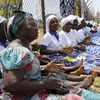 Các thành viên Phụ nữ trong mạng lưới xây dựng hòa bình (WIPNET) ca hát tại thủ đô Monrovia, sau khi WHO tuyên bố Liberia hết dịch Ebola. (Nguồn: AFP/TTXVN)