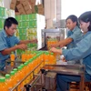 Dây chuyền đóng gói sản phẩm nước ép hoa quả của Công ty Cổ phần Công nghệ Thực phẩm Việt Mỹ. (Ảnh: Danh Lam/TTXVN)