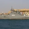Tàu chiến loại Ezzat của hải quân Ai Cập vượt kênh đào Suez để tới Biển Đỏ ngày 26/3. (Nguồn: AFP/TTXVN)