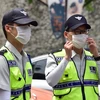 Cảnh sát Hàn Quốc đeo khẩu trang để phòng tránh lây nhiễm MERS tại thủ đô Seoul ngày 18/6. (Nguồn: AFP/TTXVN)