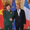 Bộ trưởng Quốc phòng Pháp Jean-Yves Le Drian tiếp thân mật Đại tướng Phùng Quang Thanh. (Ảnh: Tiến Nhất/Vietnam+)