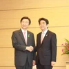 Thủ tướng Nhật Bản Shinzo Abe (phải) có cuộc gặp với Ngoại trưởng Hàn Quốc Yun Byung-se (trái) đang trong chuyến thăm Nhật Bản. (Nguồn: Yonhap/TTXVN)