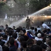 Cảnh sát dùng vòi rồng trấn áp người biểu tình. (Nguồn: Reuters)