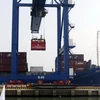 Bốc dỡ hàng hóa tại cảng Tân cảng Hiệp Phước. (Ảnh: Hoàng Hải/TTXVN)