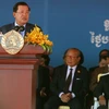 Phát biểu tại buổi lễ, Chủ tịch CPP Hun Sen (trái) khẳng định lại mục đích và lý tưởng "của nhân dân, do dân, vì nhân dân" và nguyên tắc "dân chủ nhân dân" của CPP. (Nguồn: THX/TTXVN)