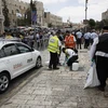 Lực lượng phản ứng nhanh Israel làm nhiệm vụ tại hiện trường vụ một cảnh sát biên phòng Israel bị đâm trọng thương gần khu vực Cổng Damascus, thành phố cổ Jerusalem. (Nguồn: THX/TTXVN)