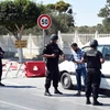Lực lượng an ninh Tunisia làm nhiệm vụ tại khu vực xảy ra vụ tấn công khủng bố ngày 27/6. (Nguồn: AFP/TTXVN)