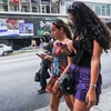 Thanh niên Cuba sử dụng điện thoại di động trên đường phố thủ đô La Habana ngày 19/6. (Nguồn: AFP/TTXVN)