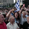 Người dân Hy Lạp tham gia tuần hành trước tòa nhà Quốc hội ở Athens ngày 29/6. (Nguồn: AFP/TTXVN)