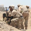 Lực lượng trung thành với Tổng thống Abedrabbo Mansour Hadi gác tại khu vực ngoại ô Aden của Yemen. (Nguồn: AFP/TTXVN)