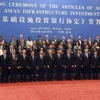 Chủ tịch Trung Quốc Tập Cận Bình (giữa, phía trước) chụp ảnh chung với các đại biểu tham dự lễ ký kết thành lập ngân hàng AIIB ngày 29/6. (Nguồn: AFP/TTXVN)