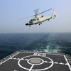 Máy bay trực thăng cất cánh từ tàu sân bay của hải quân Trung Quốc tham gia cuộc diễn tập tại Thanh Đảo. (Nguồn: THX/TTXVN)