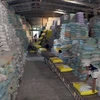 Một góc kho gạo dự trữ để chế biến xuất khẩu tại Khu công nghiệp Trà Nóc1 (Cần Thơ). (Ảnh: Đình Huệ/TTXVN)