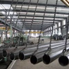 Công nhân kiểm tra ống thép inox chất lượng cao tại nhà máy ở huyện Ganyu, tỉnh Giang Tô, miền đông Trung Quốc. (Nguồn: THX/TTXVN)