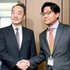 Tổng Vụ trưởng phụ trách vấn đề văn hóa của Bộ Ngoại giao Nhật Bản Jun Shimmi (trái) và Đại sứ Hàn Quốc phụ trách các vấn đề văn hóa và UNESCO Choi Jong-moon sau cuộc đàm phán tại Tokyo (Nhật Bản) ngày 22/5. (Nguồn: Kyodo/TTXVN)