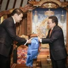 Tổng thống Mông Cổ Tsakhiagiin Elbegdorj (phải) trao quyền điều hành Chính phủ cho tân Thủ tướng Chimed Saikhanbileg trong buổi lễ tại Ulanbator ngày 21/11. (Nguồn: AFP/TTXVN)