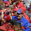 Tổng thống Venezuela Nicolas Maduro (áo xanh, giữa) tại lễ mít tinh nhân Ngày Quốc tế lao động của người dân ở thủ đô Caracas ngày 1/5. (Nguồn: AFP/TTXVN)