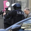 Lực lượng cảnh sát Pháp làm nhiệm vụ tại hiện trường một vụ đe dọa đánh bom ở Paris ngày 12/4. (Nguồn: AFP/TTXVN)