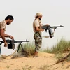 Các tay súng thuộc Bình minh Libya chuẩn bị vũ khí chống lại lực lượng trung thành với Chính phủ được quốc tế công nhận của Libya. (Nguồn: AFP/TTXVN)