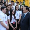 Chủ tịch nước Trương Tấn Sang với đại biểu thanh niên, sinh viên Kiều bào tiêu biểu. (Ảnh: Nguyễn Khang/TTXVN)