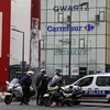 Cảnh sát Pháp phong tỏa khu vực xung quanh khu mua sắm Qwartz sau một vụ bắt cóc con tin. (Nguồn: AFP/TTXVN)