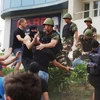 Những người biểu tình quá khích tấn công Tổng lãnh sự quán Nga ở thành phố Odessa ngày 16/6. (Nguồn: AFP/TTXVN)