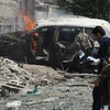 Lực lượng an ninh Afghanistan làm nhiệm vụ tại hiện trường một vụ đánh bom. (Nguồn: AFP/TTXVN)