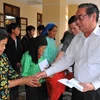 Thường trực Ban Bí thư Lê Hồng Anh đến thăm, tặng quà các hộ gia đình chính sách huyện Mèo Vạc. (Ảnh: Phi Anh/TTXVN phát)