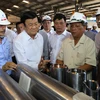 Chủ tịch nước Trương Tấn Sang thăm Công ty Vietubes là nhà máy chuyên gia công các loại đường ống dẫn cho ngành dầu khí trong khu công nghiệp Đông Xuyên. (Ảnh: Nguyễn Khang/TTXVN)