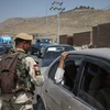 Binh sỹ Afghanistan kiểm tra các phương tiện tại một trạm kiểm soát ở Kabul ngày 26/7. (Nguồn: THX/TTXVN)