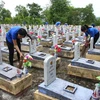 Lực lượng đoàn viên thanh niên tỉnh Quảng Trị tham gia làm vệ sinh tại Nghĩa trang Liệt sỹ Quốc gia Đường 9. (Ảnh: Hồ Cầu/TTXVN)
