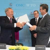 Tổng thống Kazakhstan Nursultan Nazarbayev và Tổng Giám đốc WTO Robert Azevedo. (Nguồn: usnews.com)