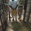 Binh sỹ Mỹ áp giải một tù nhân tại nhà tù quân sự Camp VI ngày 30/3/2010. (Nguồn: AFP/TTXVN)