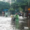 Mưa lớn gây lụt một số tuyến đường tại thành phố Hạ Long. (Ảnh: Văn Đức/TTXVN)