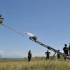 Binh sỹ Nga phóng thiết bị không người lái "Eleron 3" trong cuộc tập trận. (Nguồn: AFP/TTXVN)