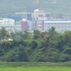 Một tiền đồn của quân đội Triều Tiên phía trước Khu công nghiệp liên Triều Kaesong tại làng đình chiến Panmunjom, Khu vực phi quân sự giữa hai miền Triều Tiên ngày 22/7. (Nguồn: AFP/TTXVN)