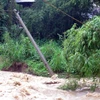 Đường cấp điện cho xã Thanh Hưng (huyện Điện Biên) không thể trụ vững do mưa lũ. (Ảnh: Chu Quốc Hùng/TTXVN)