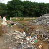 Bãi rác khổng lồ nằm ngay bên cạnh đường tại Bình Phước. (Ảnh: Đậu Tất Thành/TTXVN)