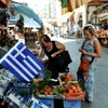 Người dân Hy lạp mua sắm tại một cửa hàng ở thành phố Thessaloniki ngày 20/7. (Nguồn: FP/TTXVN)